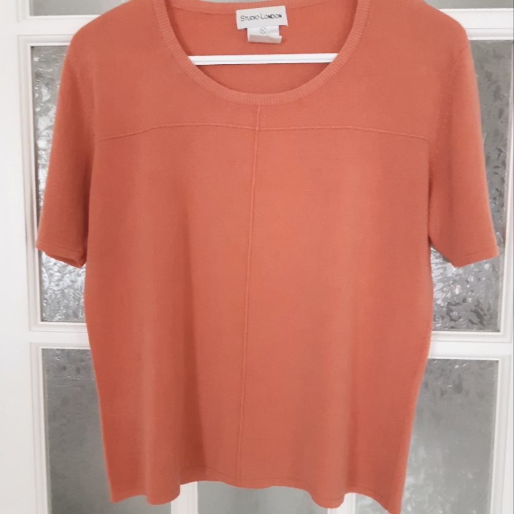 2/25$**Studio London Coral Knit Short Sleeve Top